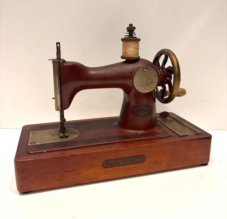 Antieke Speelgoed naaimachine - USSR, Antiek en Kunst, Antiek | Naaimachines, Ophalen