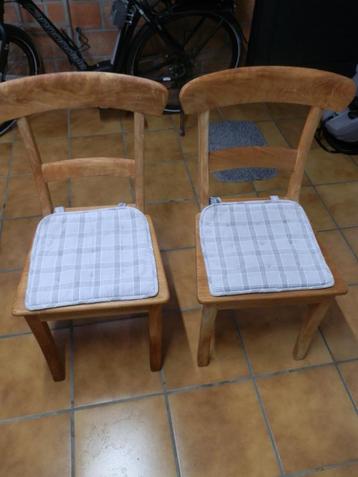 2 zware teak stoelen.