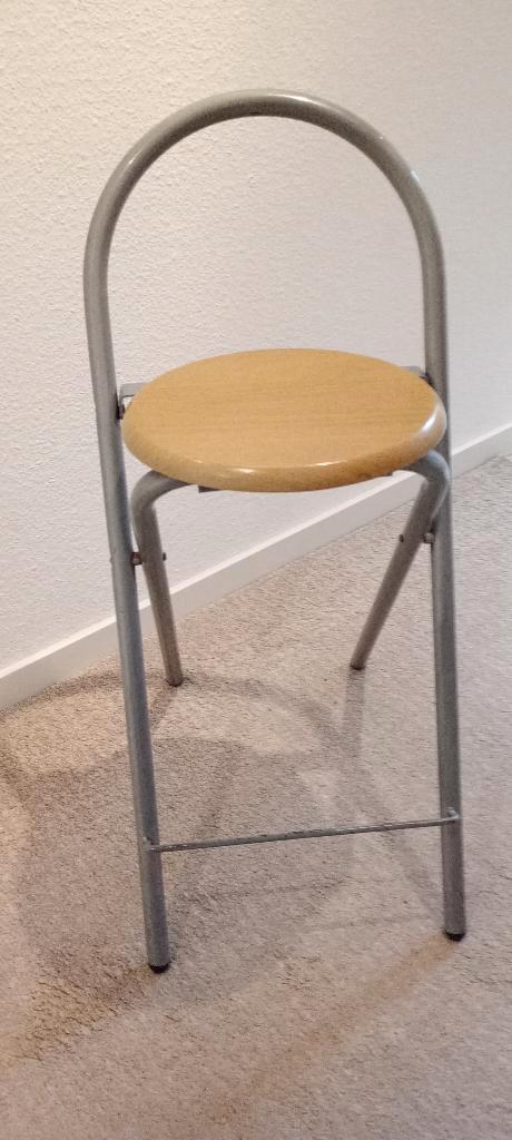 2 inklapbare barkrukken, Huis en Inrichting, Barkrukken, Zo goed als nieuw, 60 tot 90 cm, Hout, Metaal, Met voetsteun, Ophalen