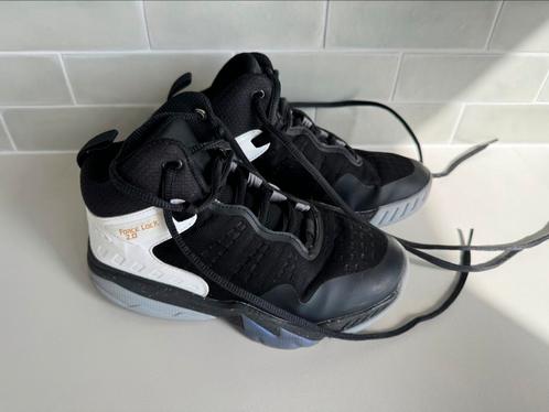 Chaussures de basket hautes, taille 32, à peine utilisées, Sports & Fitness, Basket, Comme neuf, Chaussures, Enlèvement ou Envoi