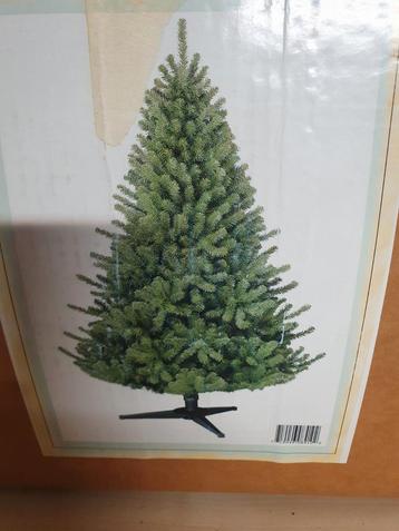 Kerstenboom met alle versieringen en lichtjes. beschikbaar voor biedingen