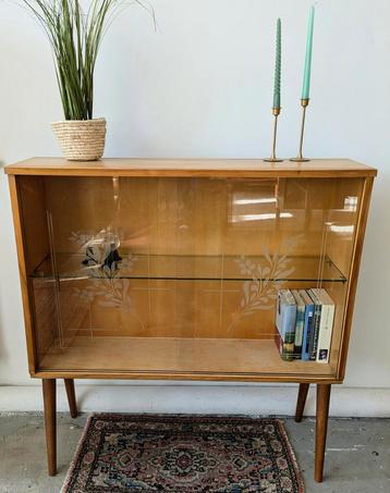 Uniek vintage vitrinekastje met prachtig bewerkte raampjes  beschikbaar voor biedingen