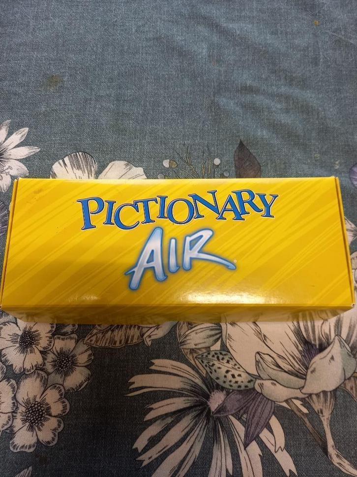 pictonary air, Hobby en Vrije tijd, Gezelschapsspellen | Bordspellen, Zo goed als nieuw, Een of twee spelers, Drie of vier spelers