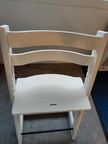 Degelijke originele witte Stokke Tripp Trapp stoel beschikbaar voor biedingen