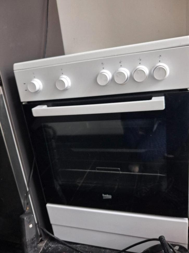 Cuisinière vitrocéramique Beko, Electroménager, Cuisinières, Comme neuf, À Poser, 4 zones de cuisson, 85 à 90 cm, 60 cm ou plus