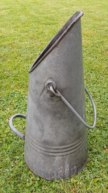 Vintage-oude emmer met zinken houtskool beschikbaar voor biedingen