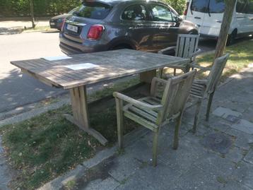 Grote houten tuintafel en -stoelen beschikbaar voor biedingen