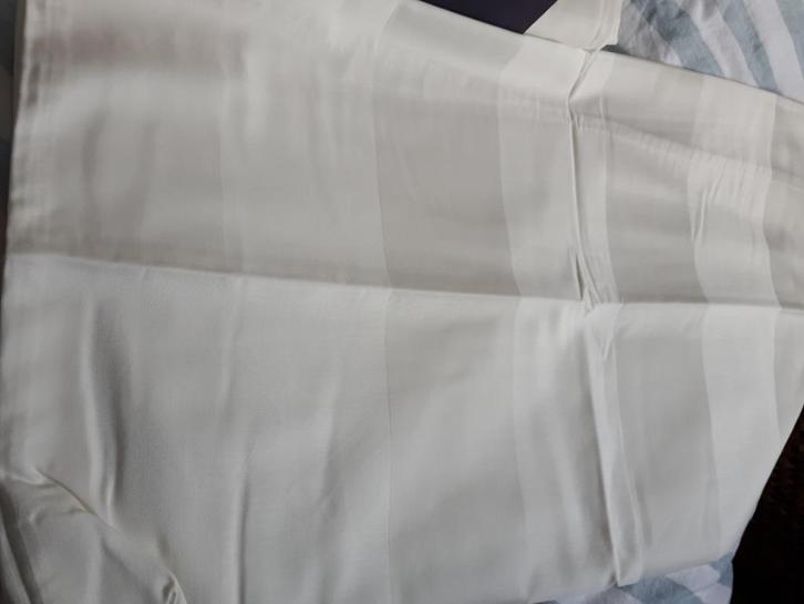 Witte nieuwe lakens, deco kussen ook nieuw, Huis en Inrichting, Slaapkamer | Beddengoed, Kussen, Wit, Ophalen