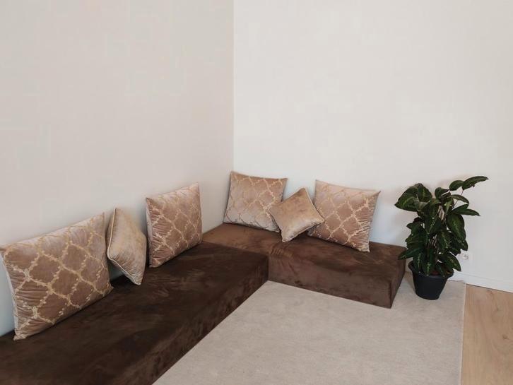 Siège d'angle bas avec coussins en velours — comme neuf, Maison & Meubles, Accessoires pour la Maison | Coussins, Comme neuf, Beige