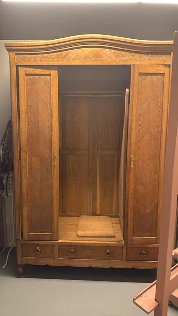 Prachtige antieke kast beschikbaar voor biedingen