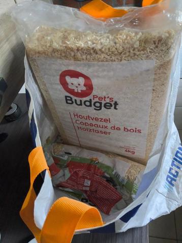houtvezels en eten voor kleine dieren beschikbaar voor biedingen