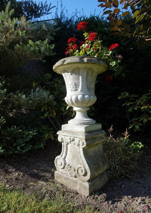 Mooie oude betonnen tuinvaas inclusief sokkel, Tuin en Terras, Tuinvazen, Ophalen of Verzenden