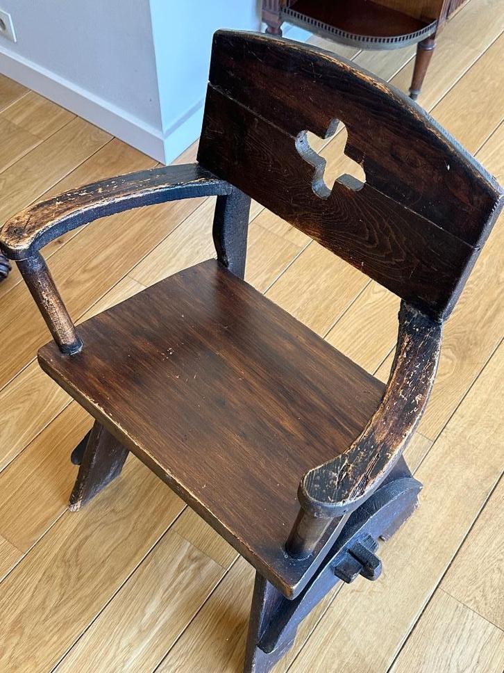 Antieke „middeleeuwse” stoelen (2) type abdij, Antiek en Kunst, Antiek | Meubels | Stoelen en Sofa's, Ophalen