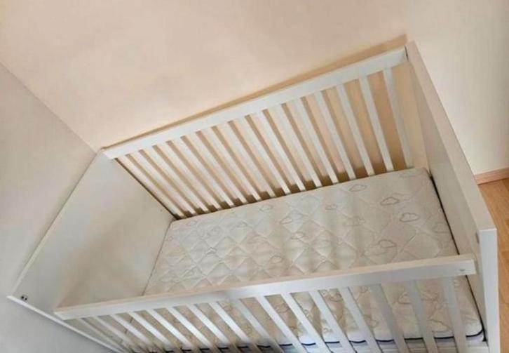 Lit bébé (jusqu’à 4 ans) + Matelas + linge de lit, Enfants & Bébés, Chambre d'enfant | Chambres d'enfant complètes, Utilisé, Garçon ou Fille