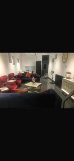 Très bon salon avec chaises et table, Malines