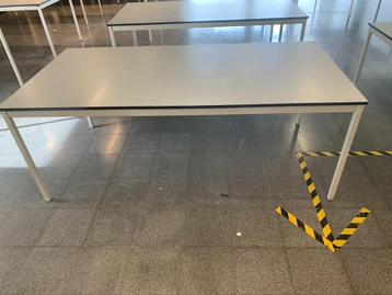 Tafels uit stevig materiaal ! beschikbaar voor biedingen
