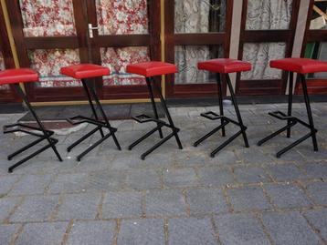 Oude stalen barkrukken, prijs per stuk, totaal 6 stuk beschikbaar voor biedingen