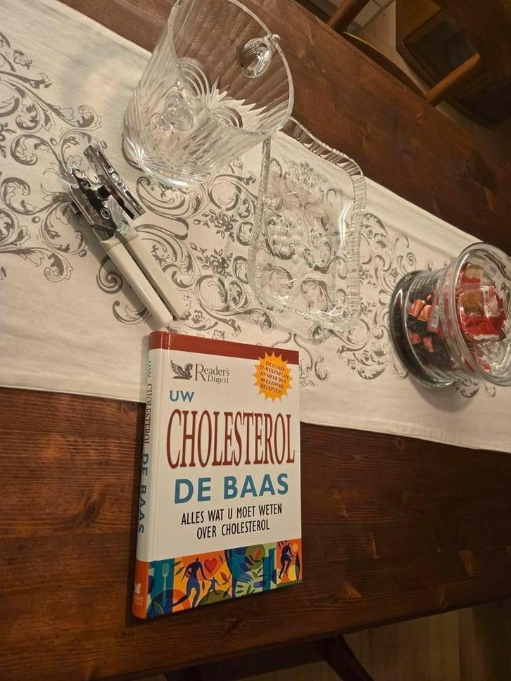Vier items,twee vintage uitgewerkt glaswerk, boek en dozen, Huis en Inrichting, Keuken | Keukenbenodigdheden, Nieuw, Ophalen of Verzenden
