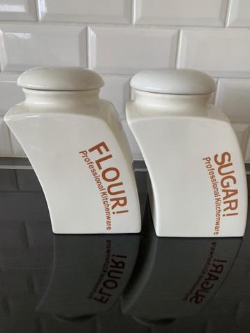 2 landelijke voorraadpotten - nieuwstaat beschikbaar voor biedingen