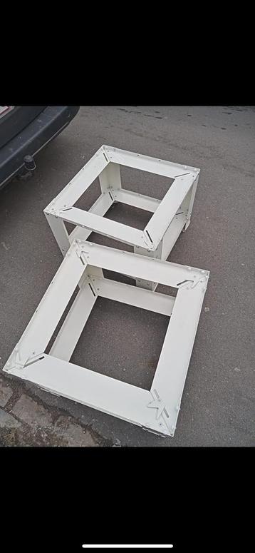 Twee risers voor machines  beschikbaar voor biedingen