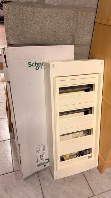 Verdeelkast 4 rijen (13 = 52x)schneider met deur beschikbaar voor biedingen