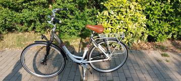 Een mooie damesfiets voor mooie dames."
 beschikbaar voor biedingen
