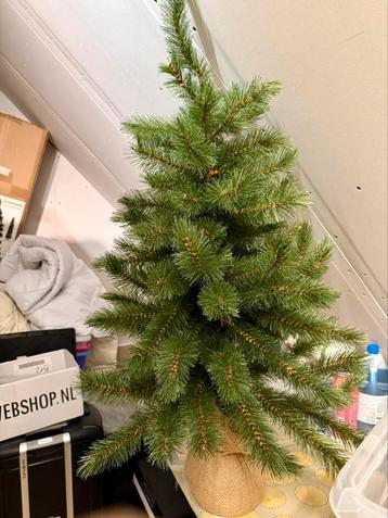 Kerstpakket met kerstboom en versiering beschikbaar voor biedingen