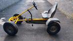 Go-cart jaune à pédales en métal.