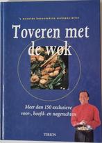 Toveren met de wok - Ken Hom - 1997, Livres, Livres de cuisine, Utilisé, Enlèvement ou Envoi, Asie et Oriental, Plat principal