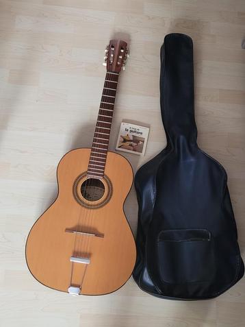Akoestische droge gitaar met tas die zelden wordt gebruikt. beschikbaar voor biedingen