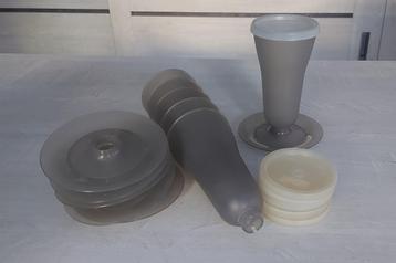 6 Tupperware-bekers met deksel beschikbaar voor biedingen