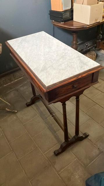 Antiek bijzettafeltje met marmeren blad beschikbaar voor biedingen