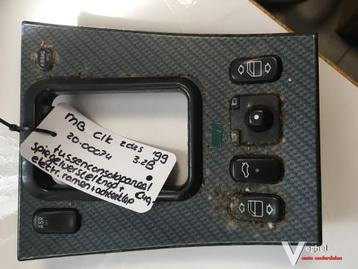 Mercedes CLK Middenconsole met diverse knoppen beschikbaar voor biedingen