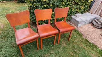 Drie bruine houten stoelen gratis beschikbaar voor biedingen