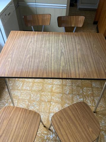 Vintage keukentafel  met 4 stoelen  beschikbaar voor biedingen