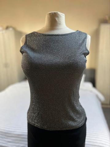 2 tanktops met glitters en een zwart LoVE-t-shirt beschikbaar voor biedingen