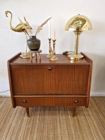 Vintage klepdeurkastje met lade en ronde greep beschikbaar voor biedingen