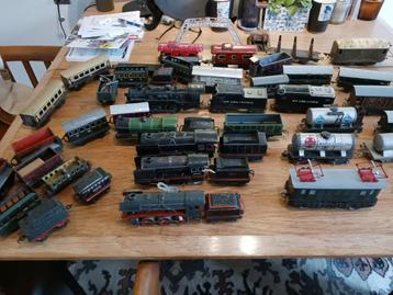 Collection de vieux trains et wagons 