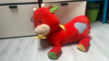 Grote knuffel in de vorm van een schattige koe