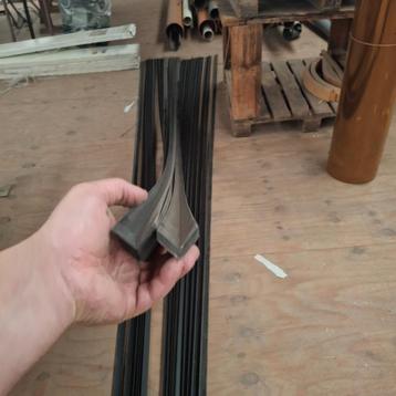 30 zwarte PVC hoekprofielen – 25x25mm, 4 meter lang beschikbaar voor biedingen