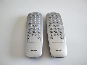2 PHILIPS-afstandsbedieningen. beschikbaar voor biedingen