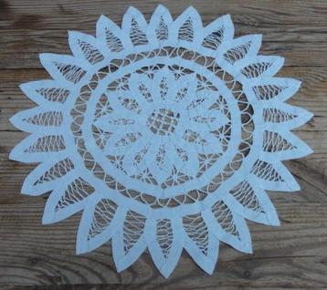 Wit brocante kleedje van lint /band, handwerk, 31 cm beschikbaar voor biedingen