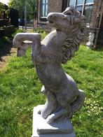 Cheval sur un piédestal, plein de pierre, Enlèvement ou Envoi, Pierre, Animal