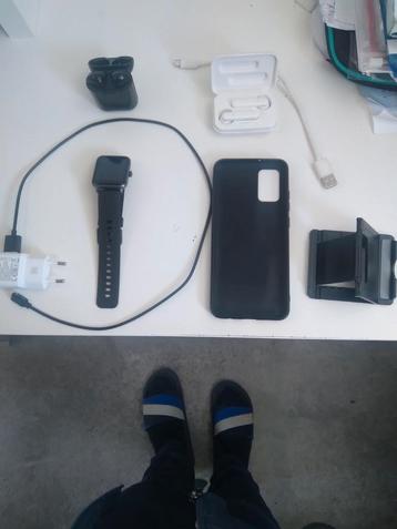 Smartwatch en 2 airpods en gratis samsung hoesje  beschikbaar voor biedingen