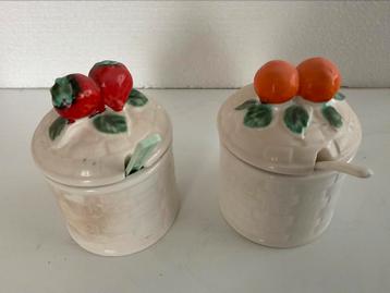 2 konfituurpotjes met deksel beschikbaar voor biedingen