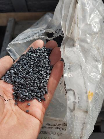 4,5 zakken x25kg Nieuwe steentapijt zwart zakken. Op=op beschikbaar voor biedingen