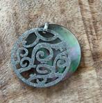 Pendentif Victoria, Enlèvement, Comme neuf