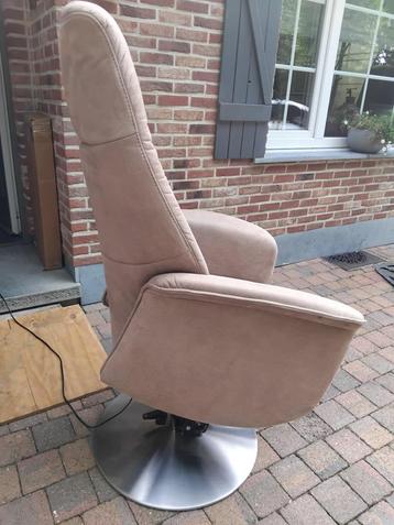 elektrische zetel fauteuil + sta op functie beige kleur  beschikbaar voor biedingen