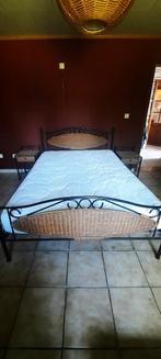 Smeedijzeren bed met nachtkastjes en matras, Huis en Inrichting, Slaapkamer | Bedden, Ophalen, Gebruikt