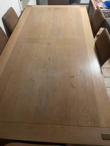 Echte massieve houten tafel beschikbaar voor biedingen